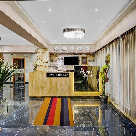 Townhouse Oak Hotel Vaibhav Surat Zewnętrze zdjęcie