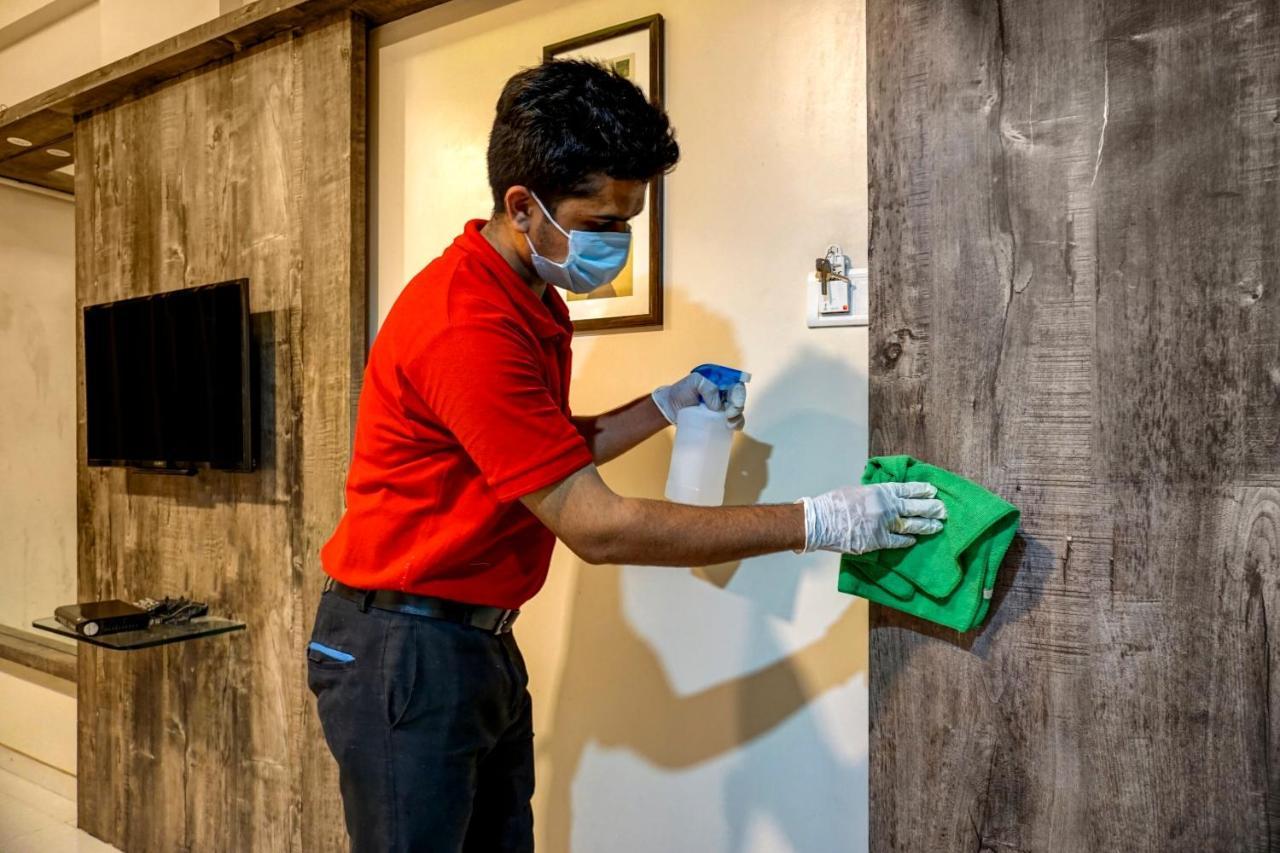 Townhouse Oak Hotel Vaibhav Surat Zewnętrze zdjęcie