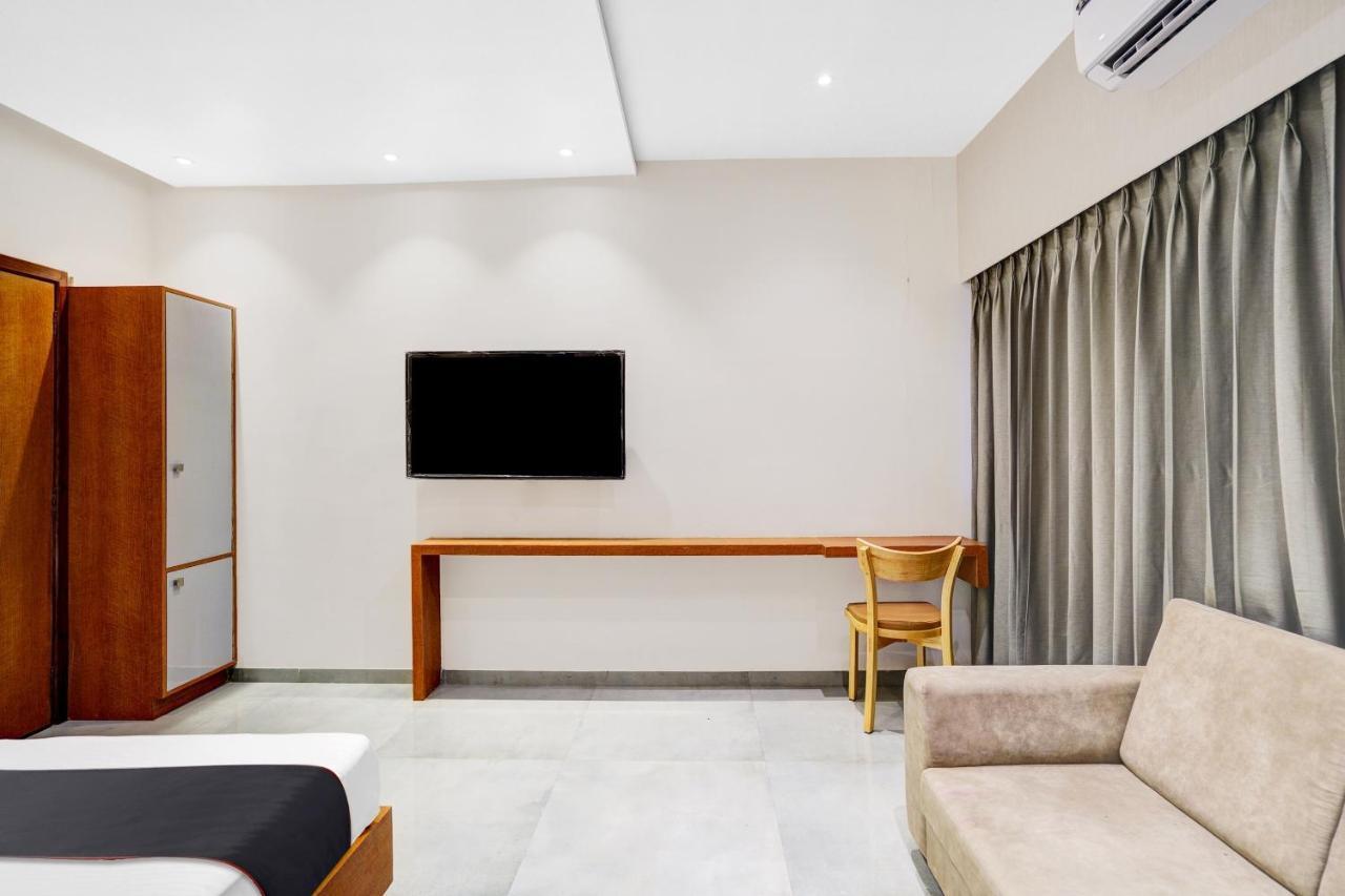 Townhouse Oak Hotel Vaibhav Surat Zewnętrze zdjęcie
