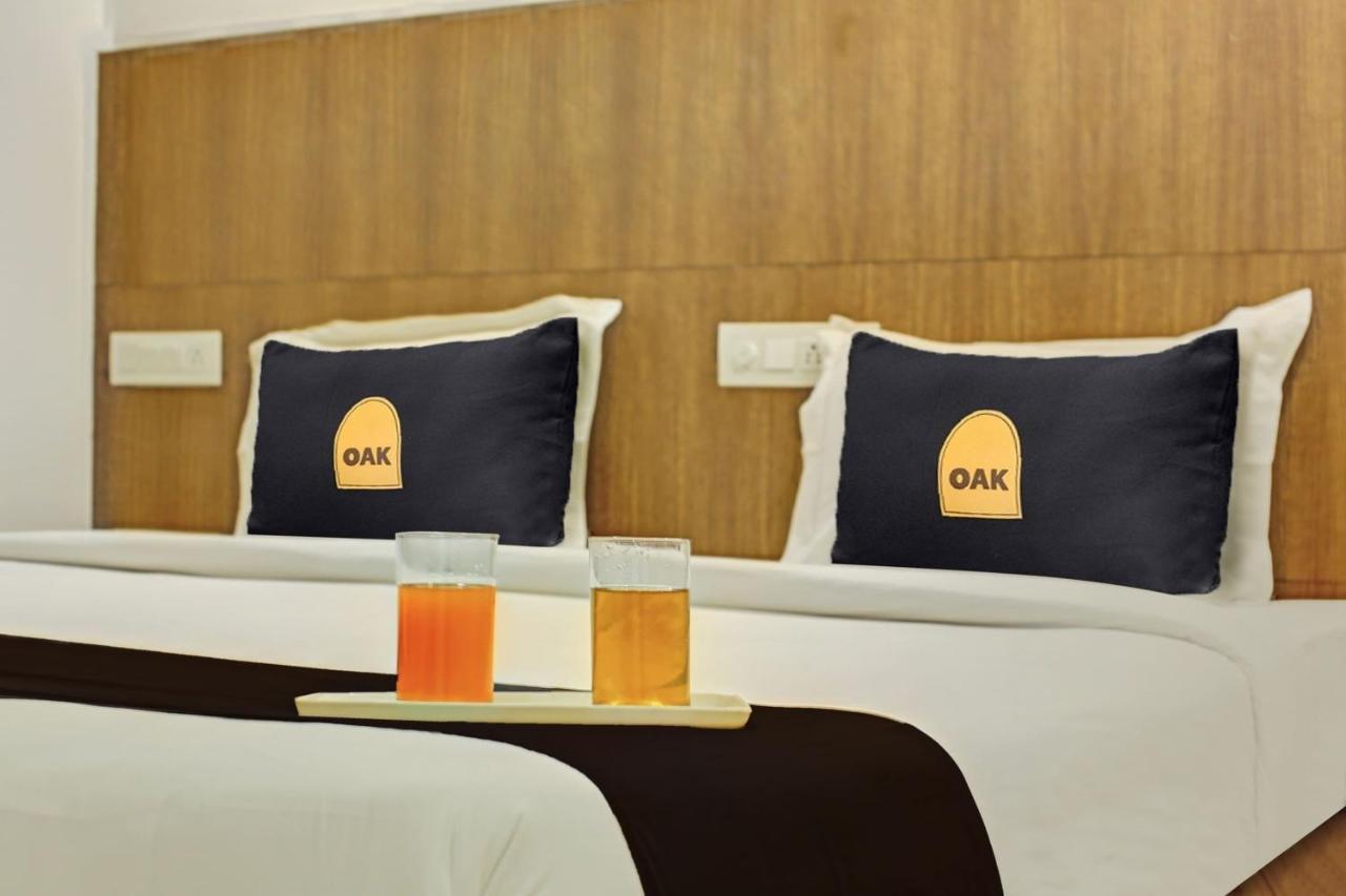 Townhouse Oak Hotel Vaibhav Surat Zewnętrze zdjęcie