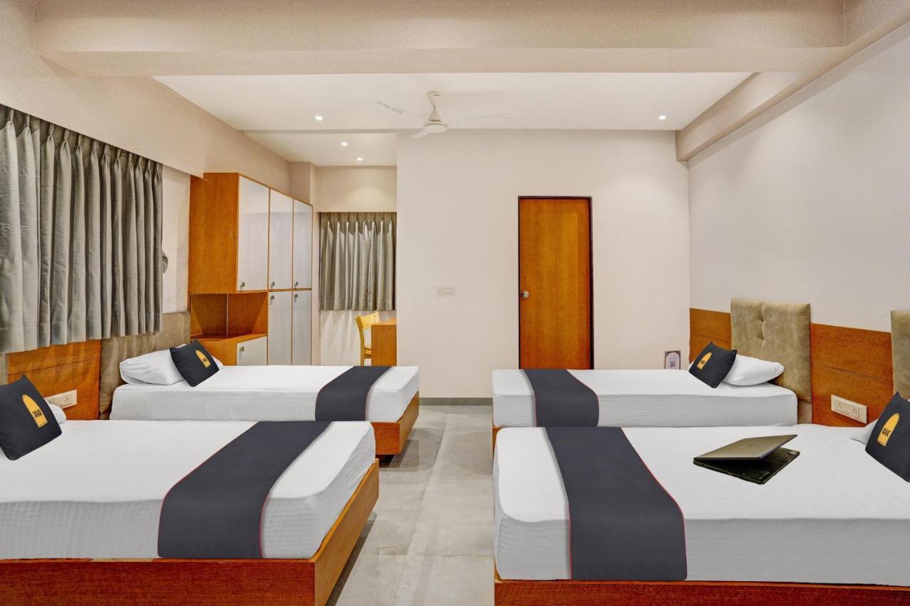 Townhouse Oak Hotel Vaibhav Surat Zewnętrze zdjęcie