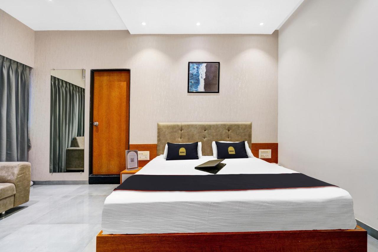Townhouse Oak Hotel Vaibhav Surat Zewnętrze zdjęcie
