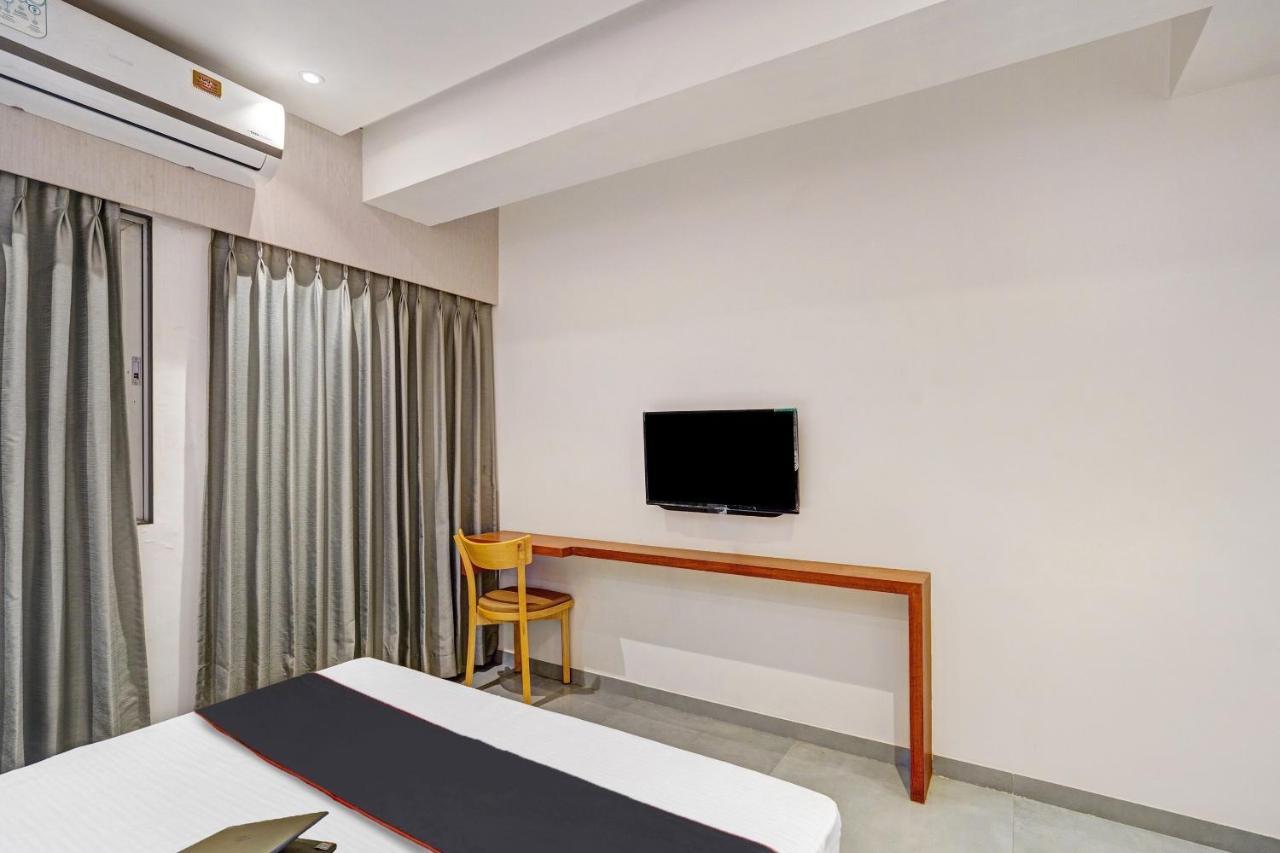 Townhouse Oak Hotel Vaibhav Surat Zewnętrze zdjęcie