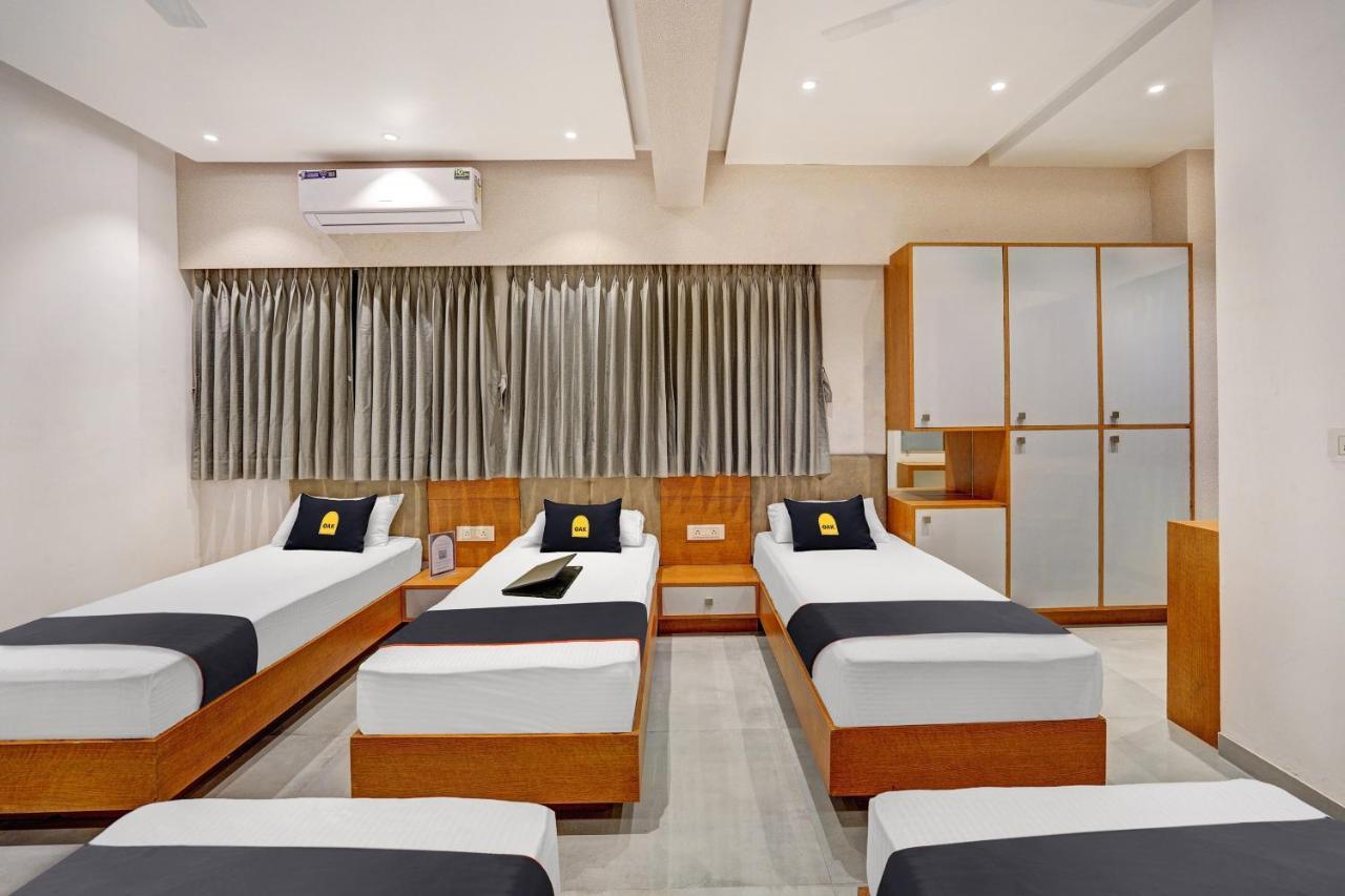 Townhouse Oak Hotel Vaibhav Surat Zewnętrze zdjęcie
